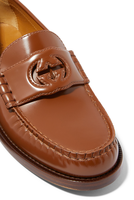 حذاء سهل الارتداء بحرف شعارالماركة بتصميم متداخل