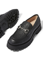 حذاء سهل الإرتداء بنقشة حرفي شعار الماركة وحلية شعار اللجام