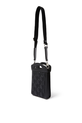 حقيبة صغيرة مبطنة بيد علوية وشعار GG