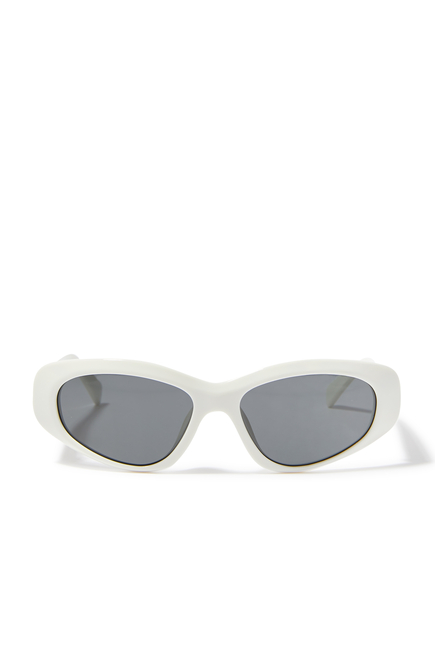 نظارة شمسية باللونين الأبيض والأسود بتصميم فراشة