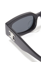 نظارة شمسية بإطار هندسي وشعار الماركة