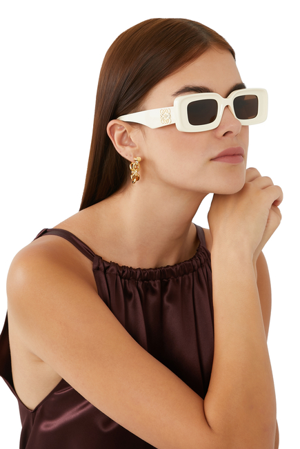نظارة شمسية بإطار مستطيل وشعار الماركة