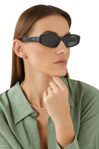نظارات شمسية بإطار مستطيل ممدود ولون واحد