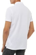 قميص بولو أبيض بطبعة أيكون وشعار الماركة