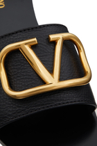 حذاء مفتوح جلد بشعار حرف V