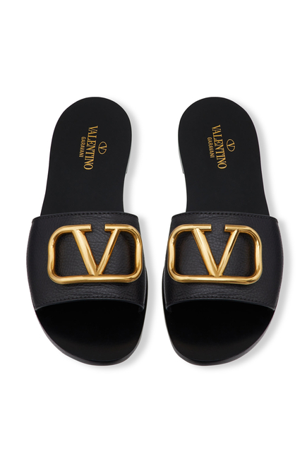 حذاء مفتوح جلد بشعار حرف V