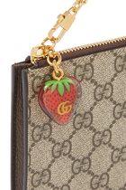 محفظة بنقشة شعار GG وحمالة رسغ وحلية بتصميم فراولة
