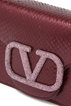 حقيبة كلاتش بسلسلة وشعار حرف V حصريا للشرق الأوسط