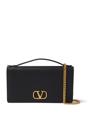 حقيبة صغيرة فالنتينو غارافاني جلد عجل بارز الملمس بسلسلة وشعار حرف V