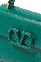 حقيبة يد فالنتينو غارافاني صغيرة بيد علوية وحلية بشعار حرف V