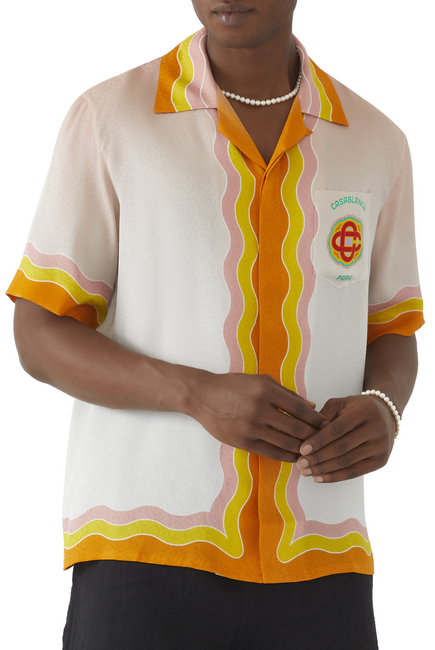 قميص حرير بنقشة حرف شعار الماركة متعددة الألوان
