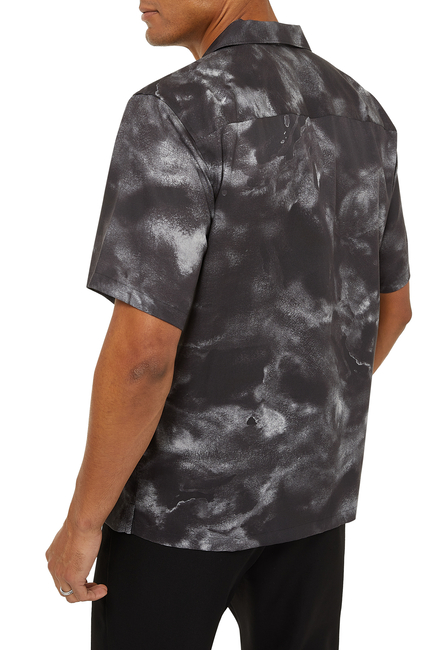 قميص كامب نول بطبعة غيوم مع أكمام قصيرة وصف أزرار