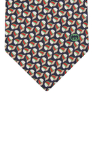 ربطة عنق بنقشة كاب بيسبول وحرفي شعار الماركة بتصميم متداخل