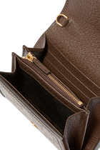 محفظة بلوندي متوسطة بسلسلة قماش قنب سوبريم بنقشة حرفي شعار الماركة