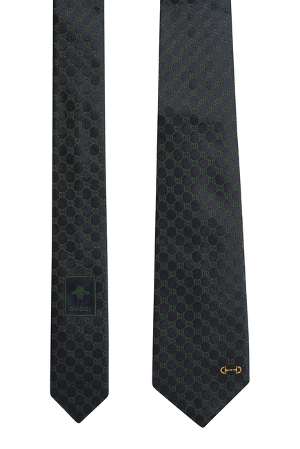 ربطة عنق حرير بحروف شعار الماركة