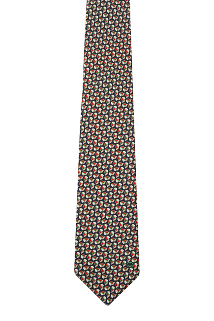 ربطة عنق بنقشة كاب بيسبول وحرفي شعار الماركة بتصميم متداخل