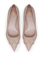 حذاء كلاسيك بشعار حرف V
