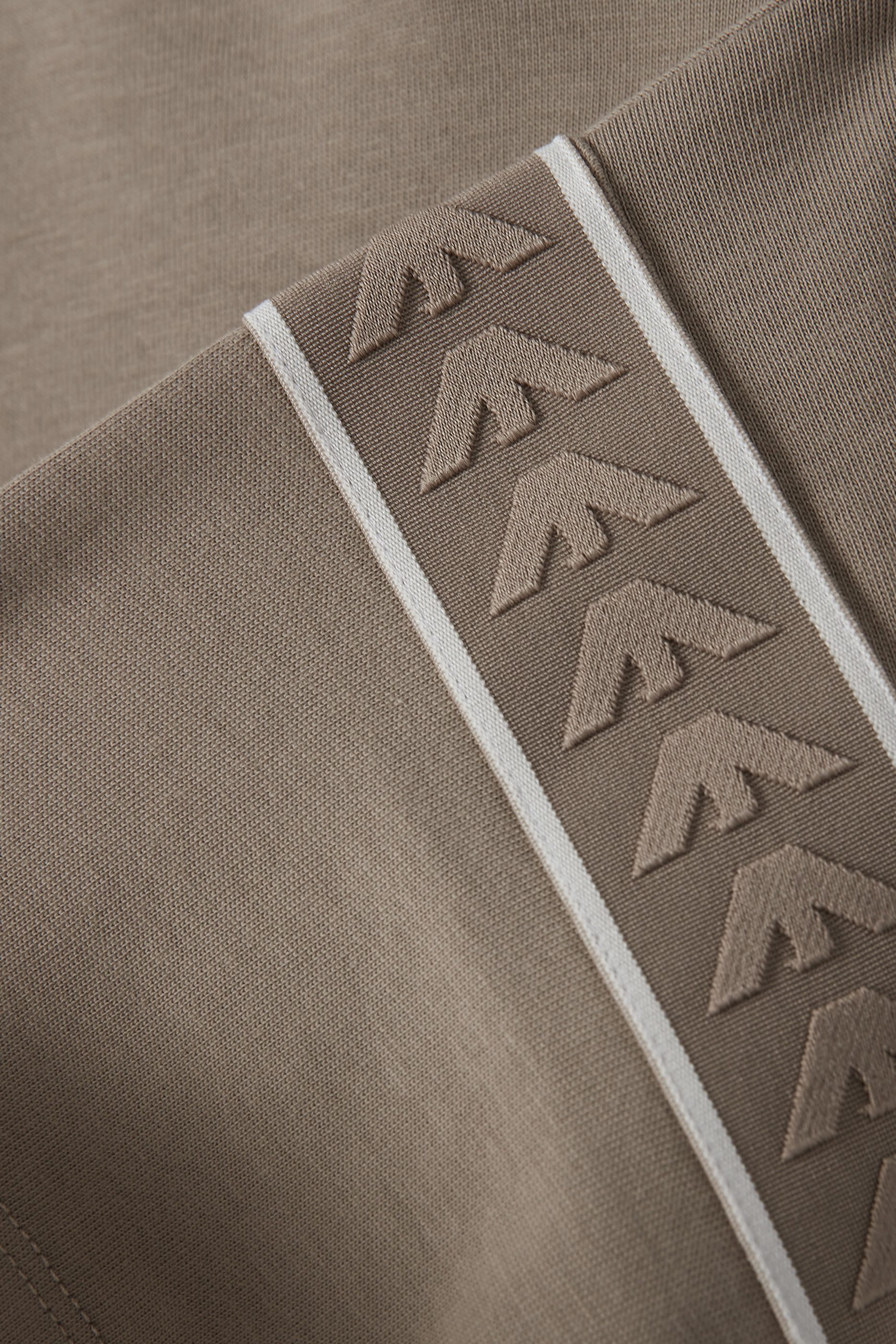 تيشيرت بشريط بشعار الماركة صغير للأطفال