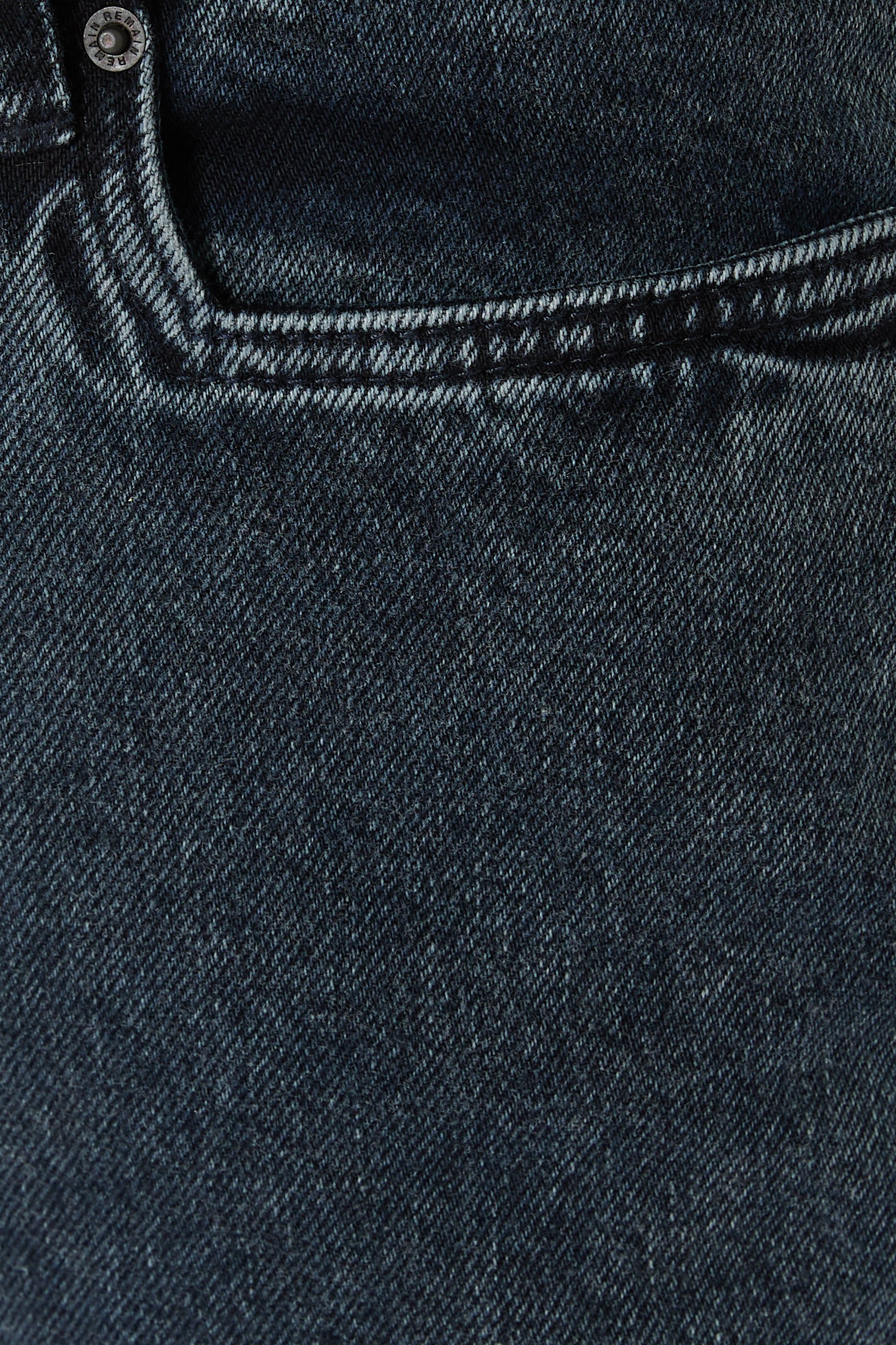 بنطال جينز بقصة ضيقة بحواف واسعة