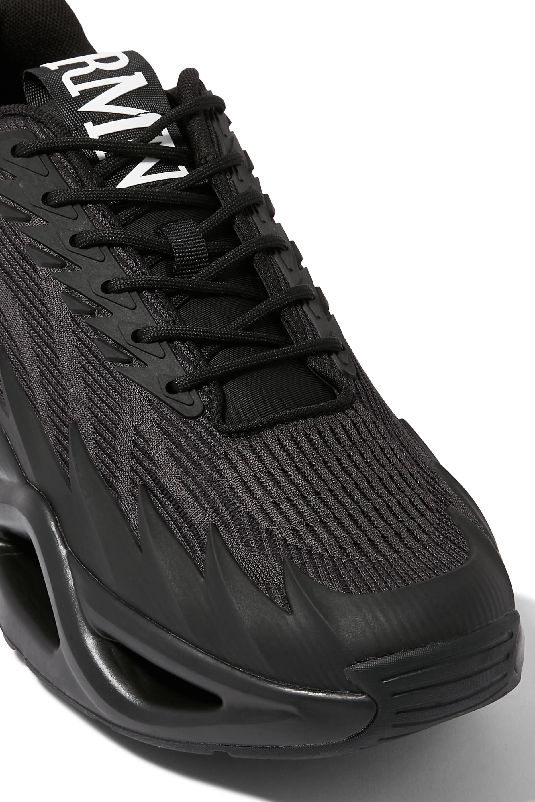 سنيكرز إنفينيتي بتصميم قفص وشعار الماركة