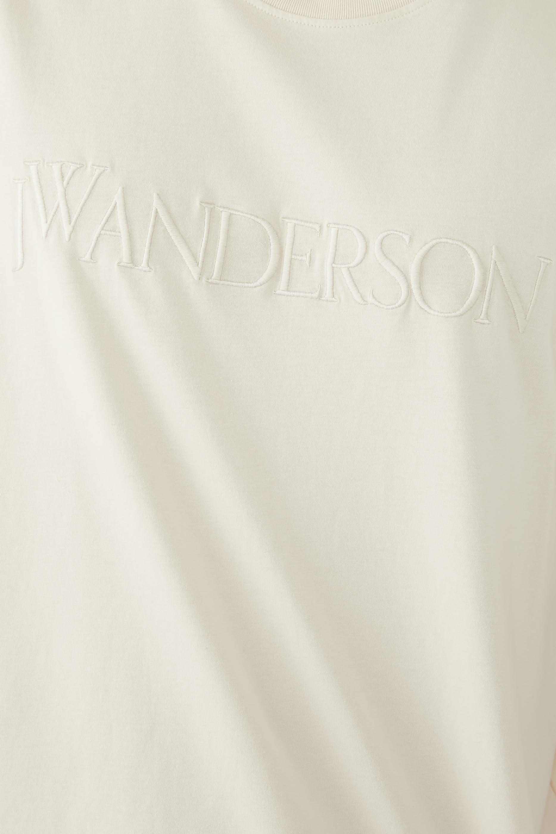 تيشيرت مطرز بشعار الماركة