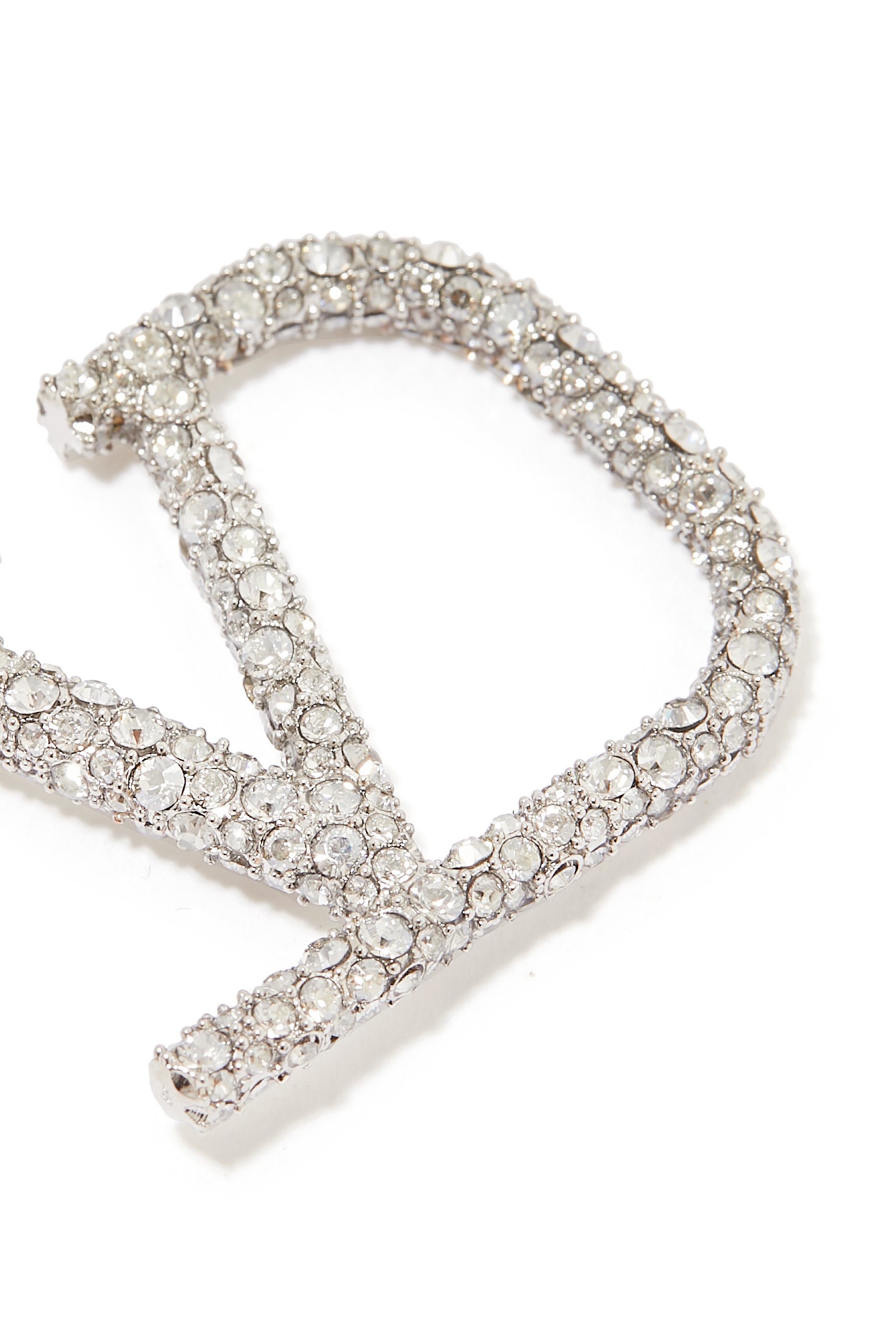 أقراط بتصميم حرفي شعار الماركة مرصعة بالكريستال