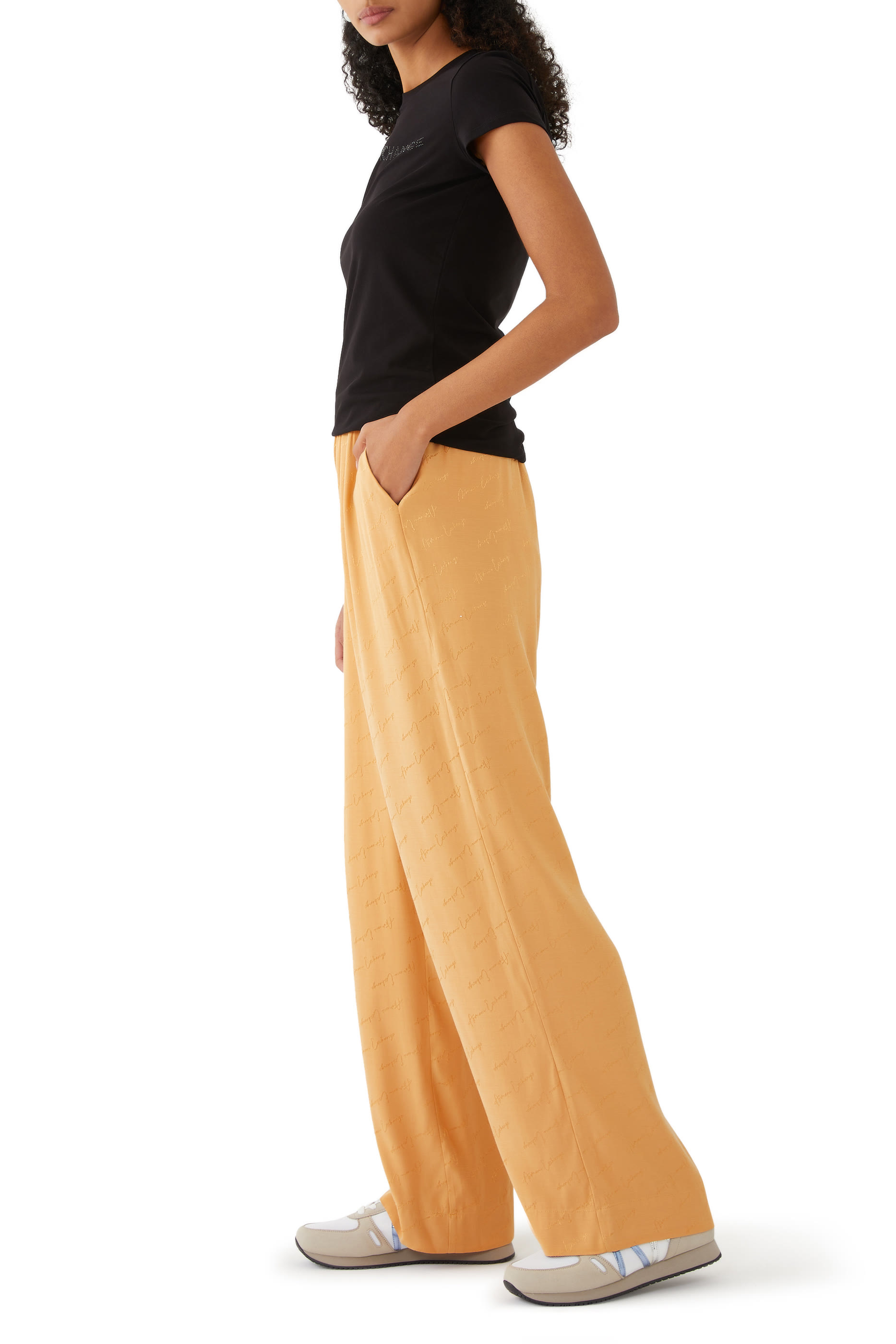 سنيكرز بشعار الماركة ألياف دقيقة