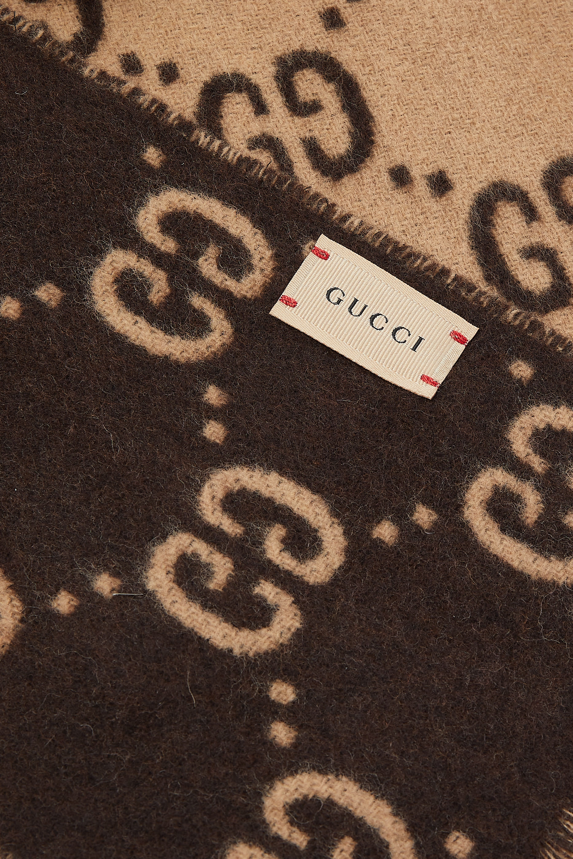 وشاح صوف بنقشة حرفي GG