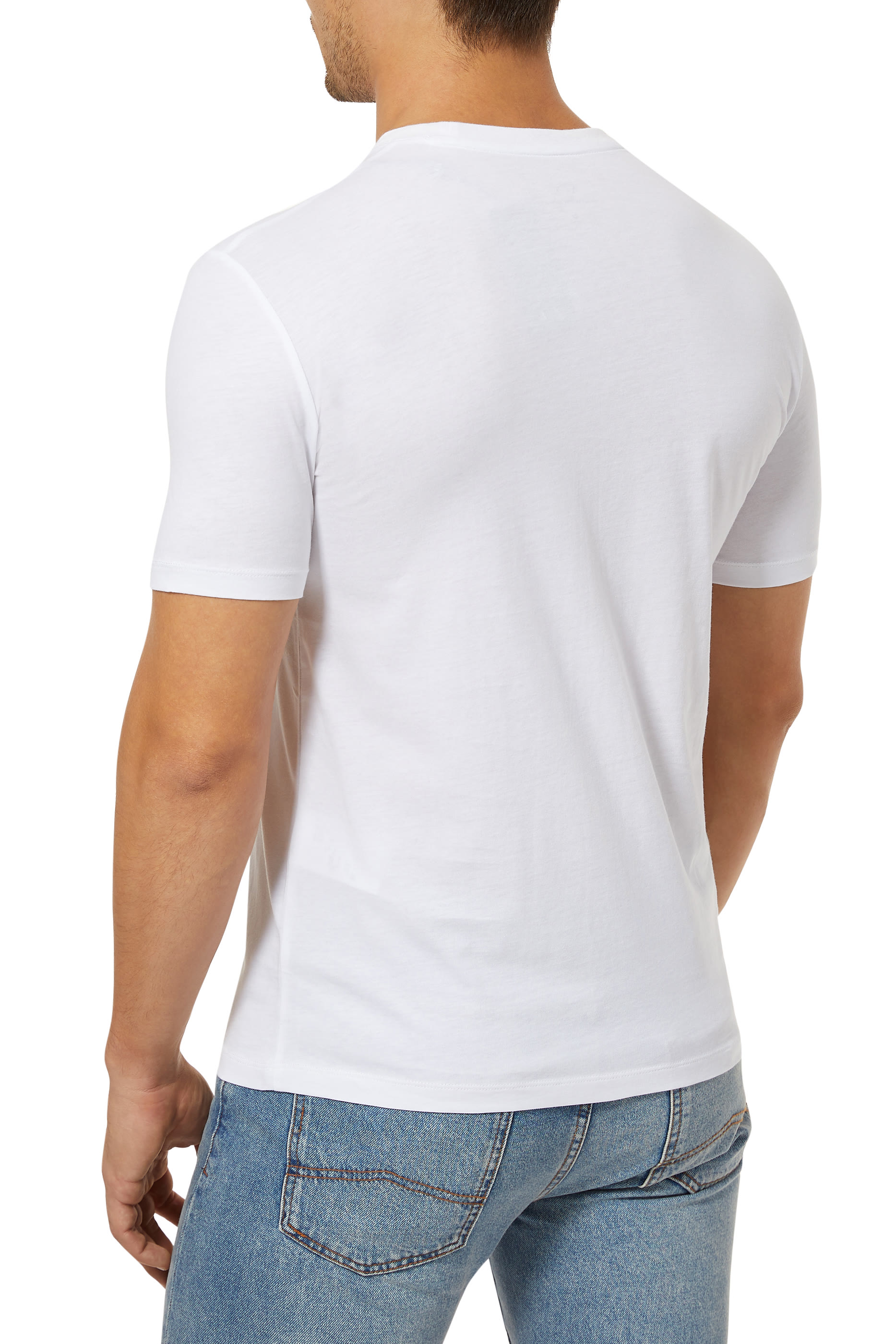 تي شيرت بطبعة حروف شعار الماركة 