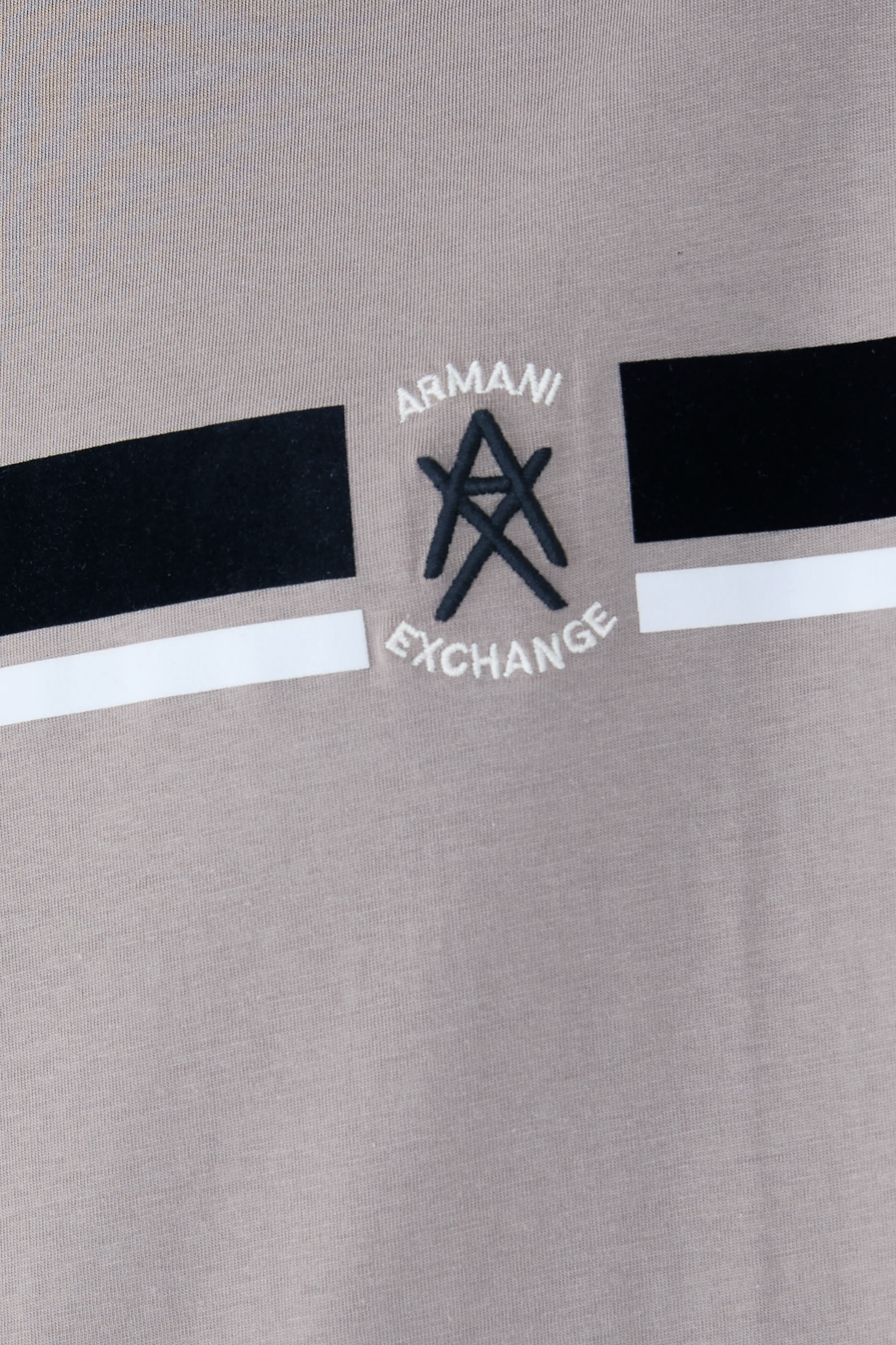 تيشيرت بشعار حرفي الماركة