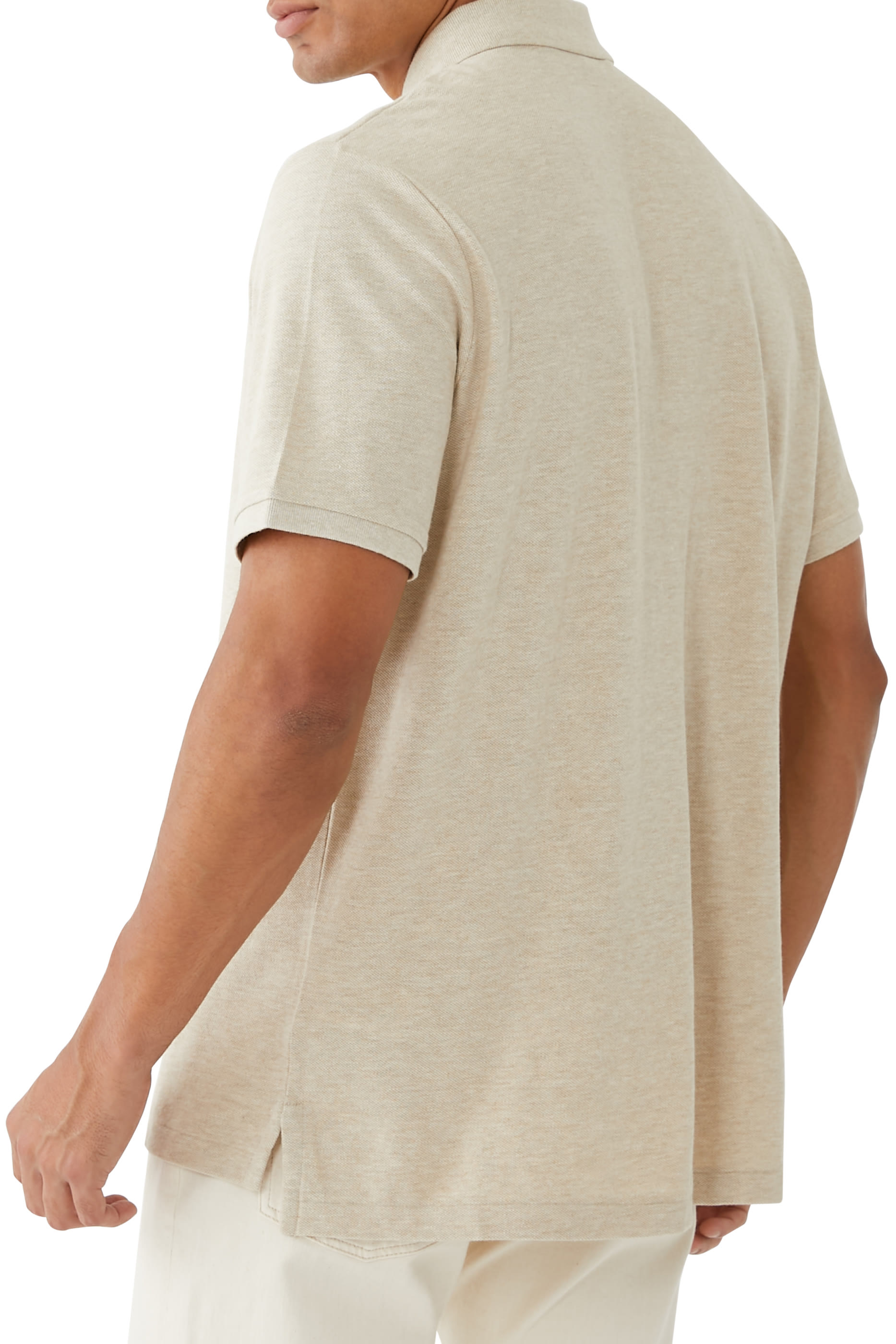 قميص بولو بتفاصيل شعار الماركة