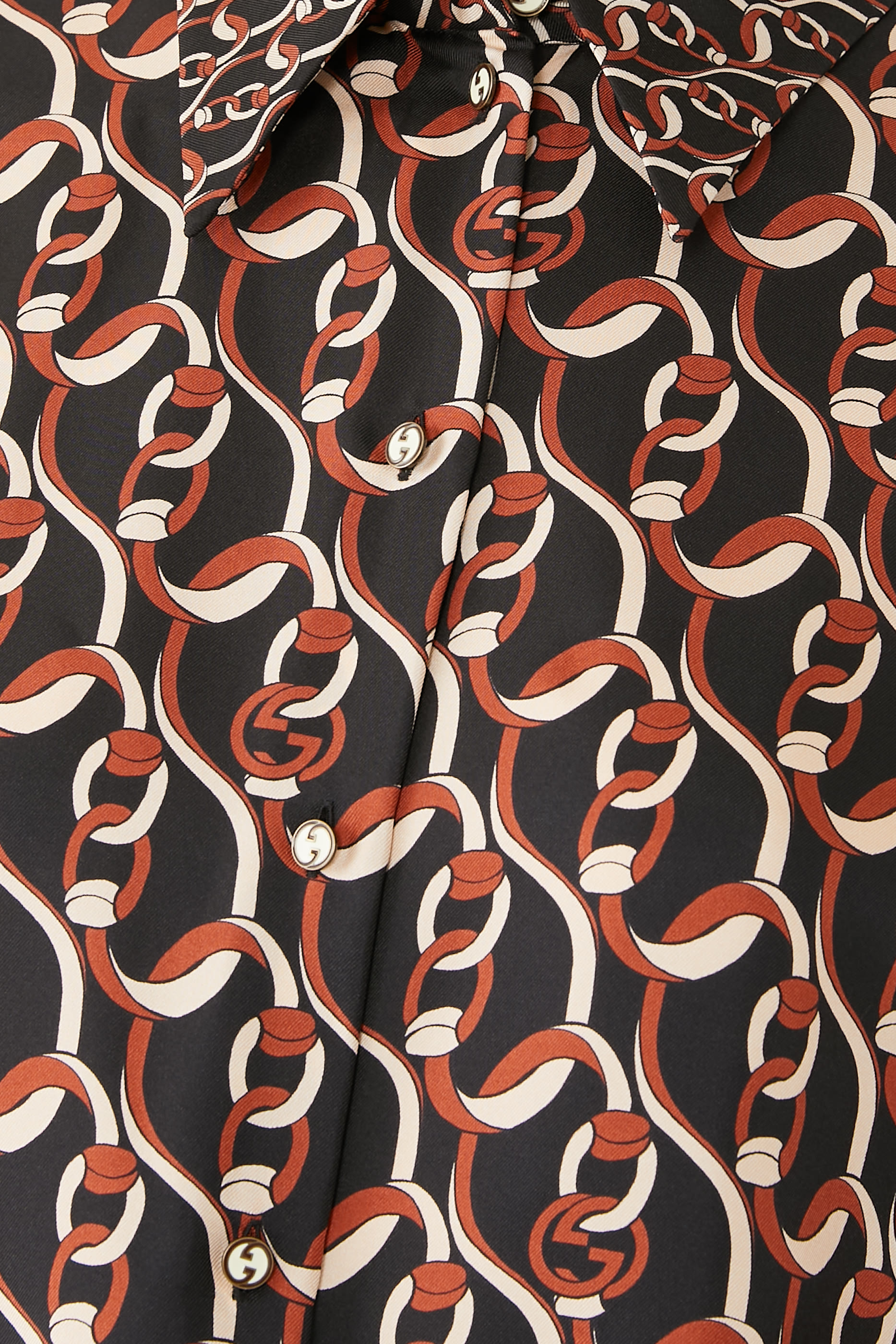 قميص بنقشة سلاسل وشعار حرفي الماركة متداخلين حرير