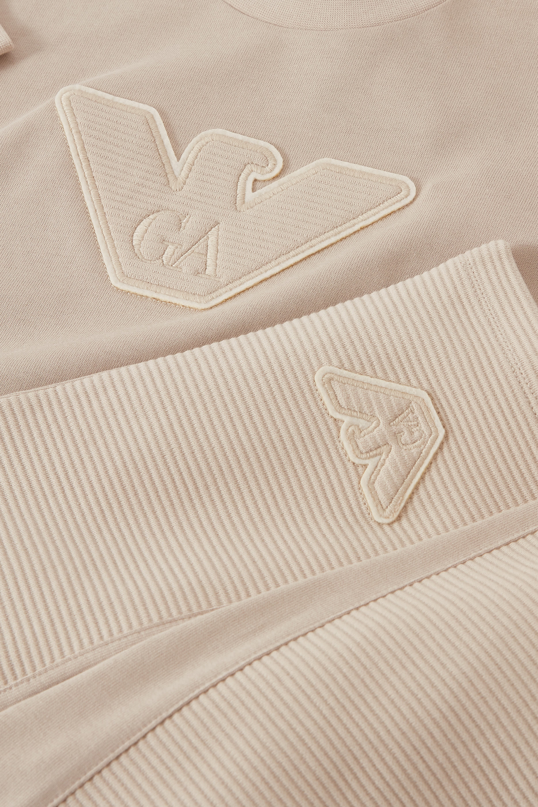 طقم شورت وتيشيرت برقعة شعار الماركة للأطفال