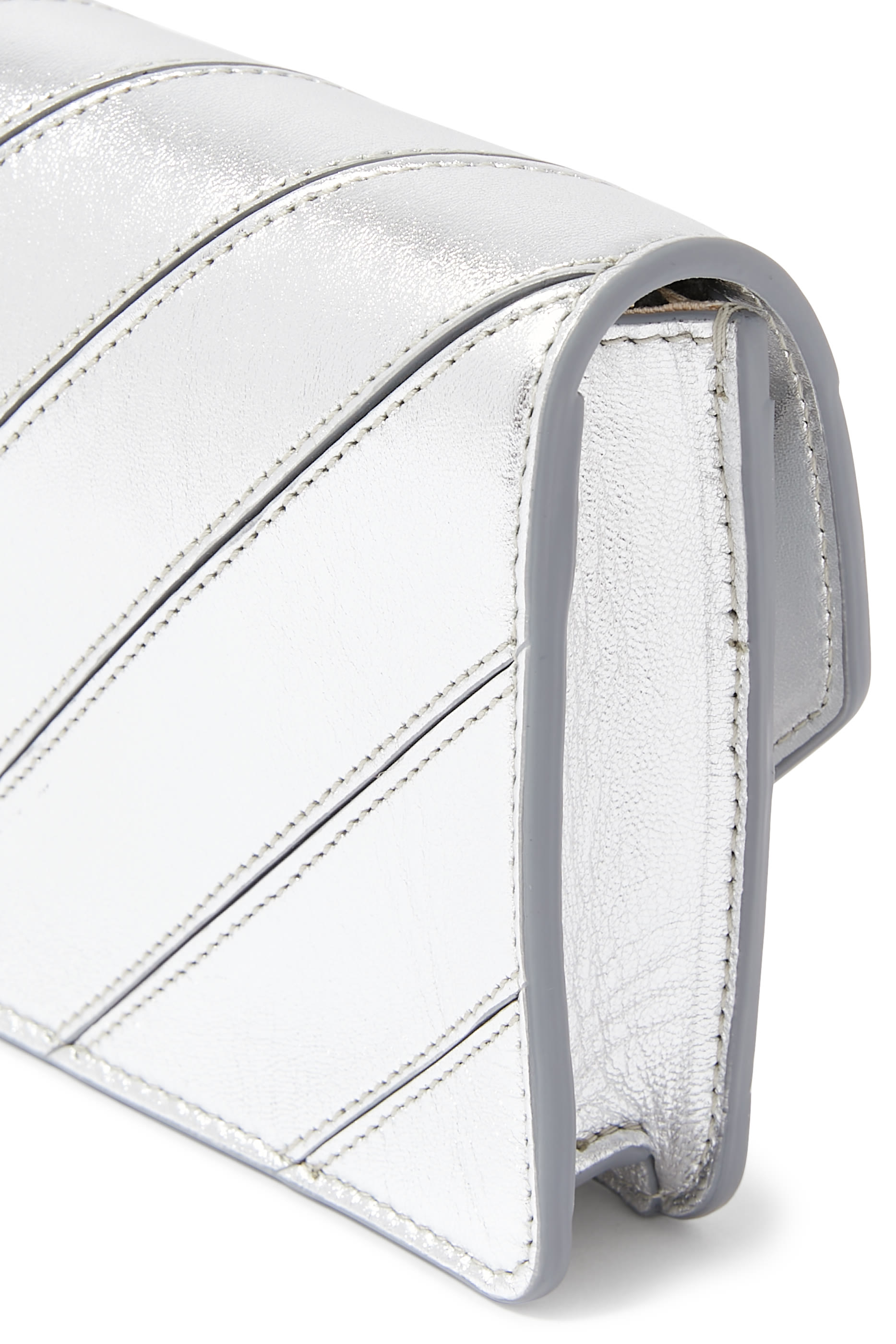 محفظة بتصميم مموج وسلسلة جلد لامع