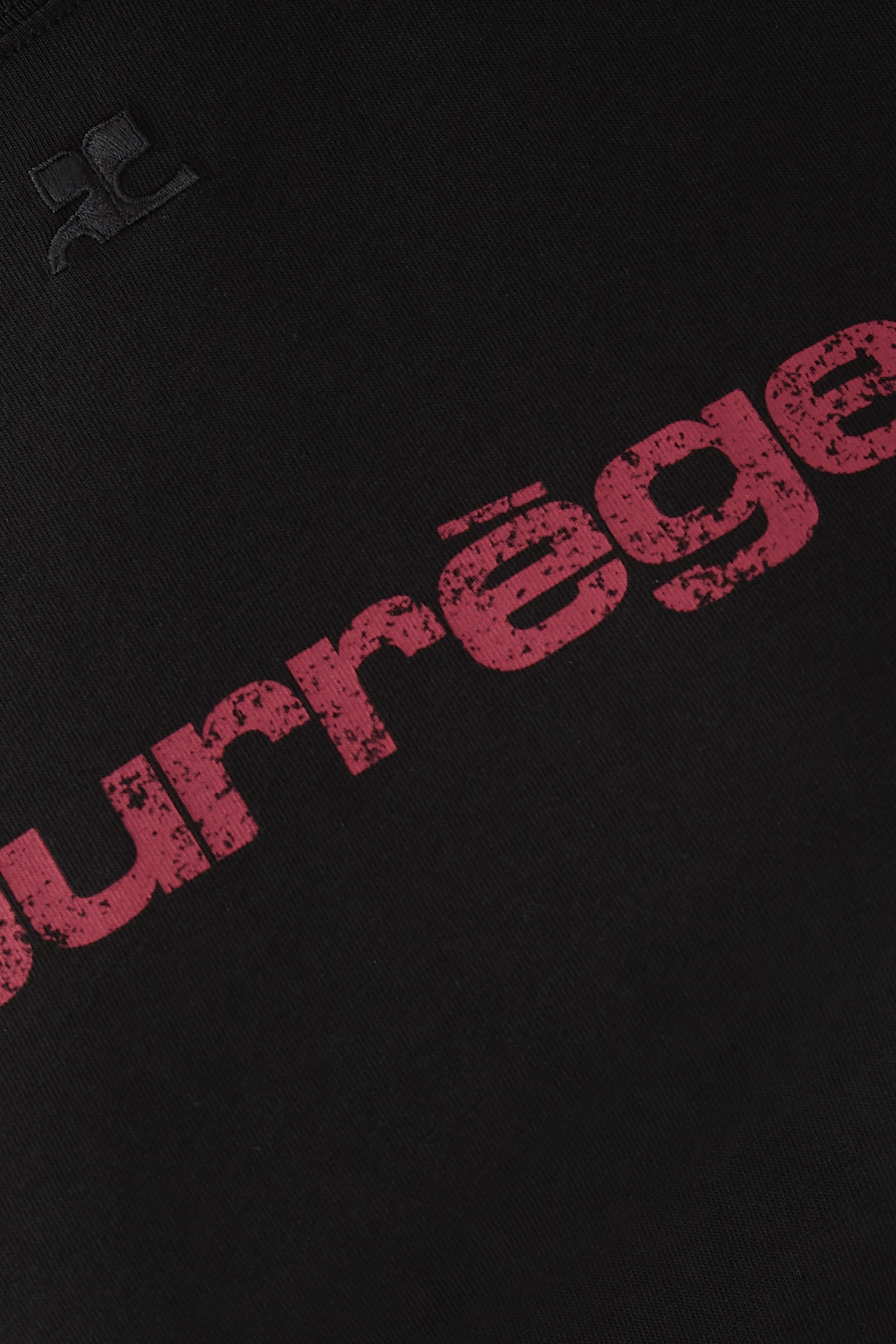 تيشيرت بخصر ضيق ونقشة مرصعة بأحجار