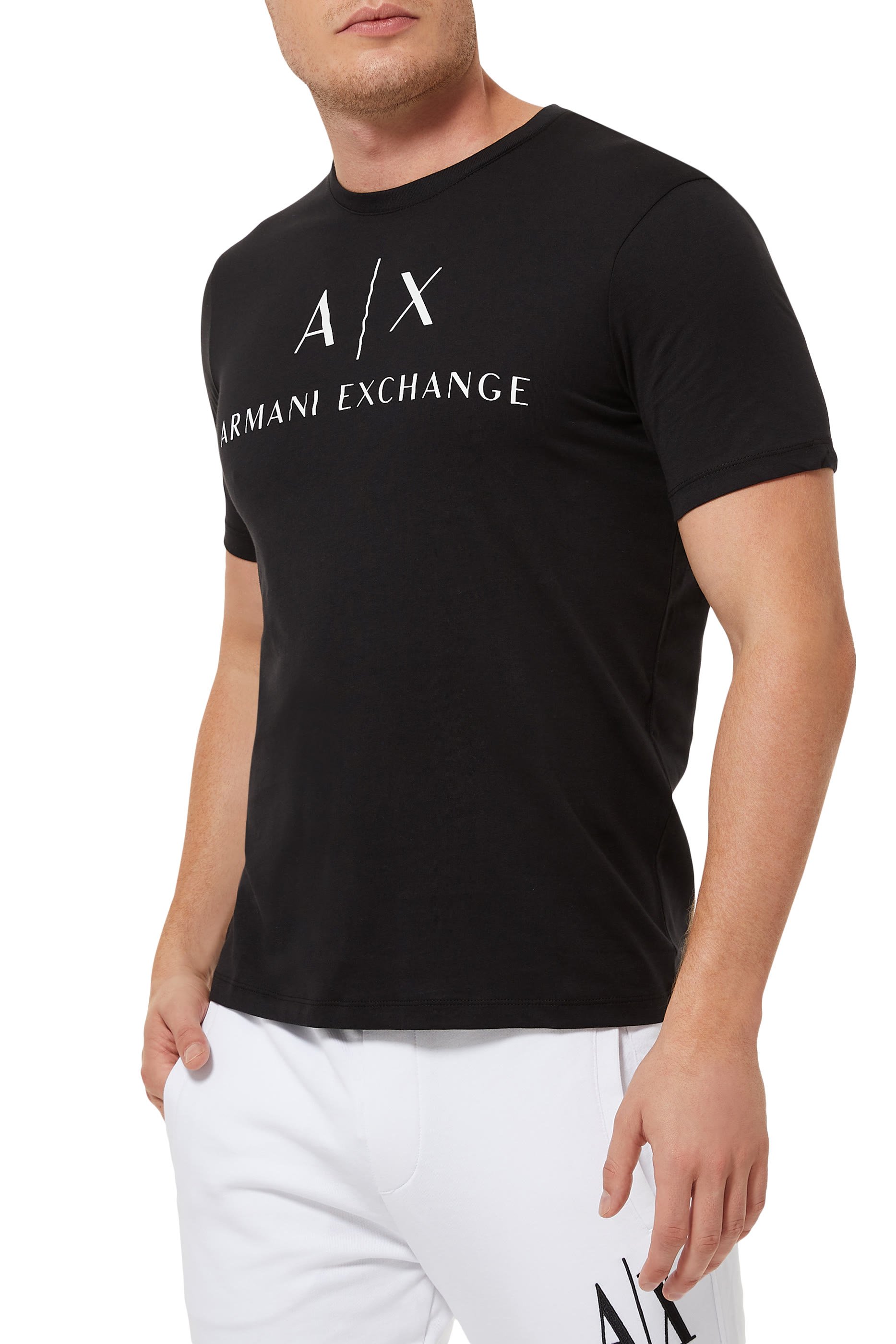 تي شيرت بطبعة حروف شعار الماركة 