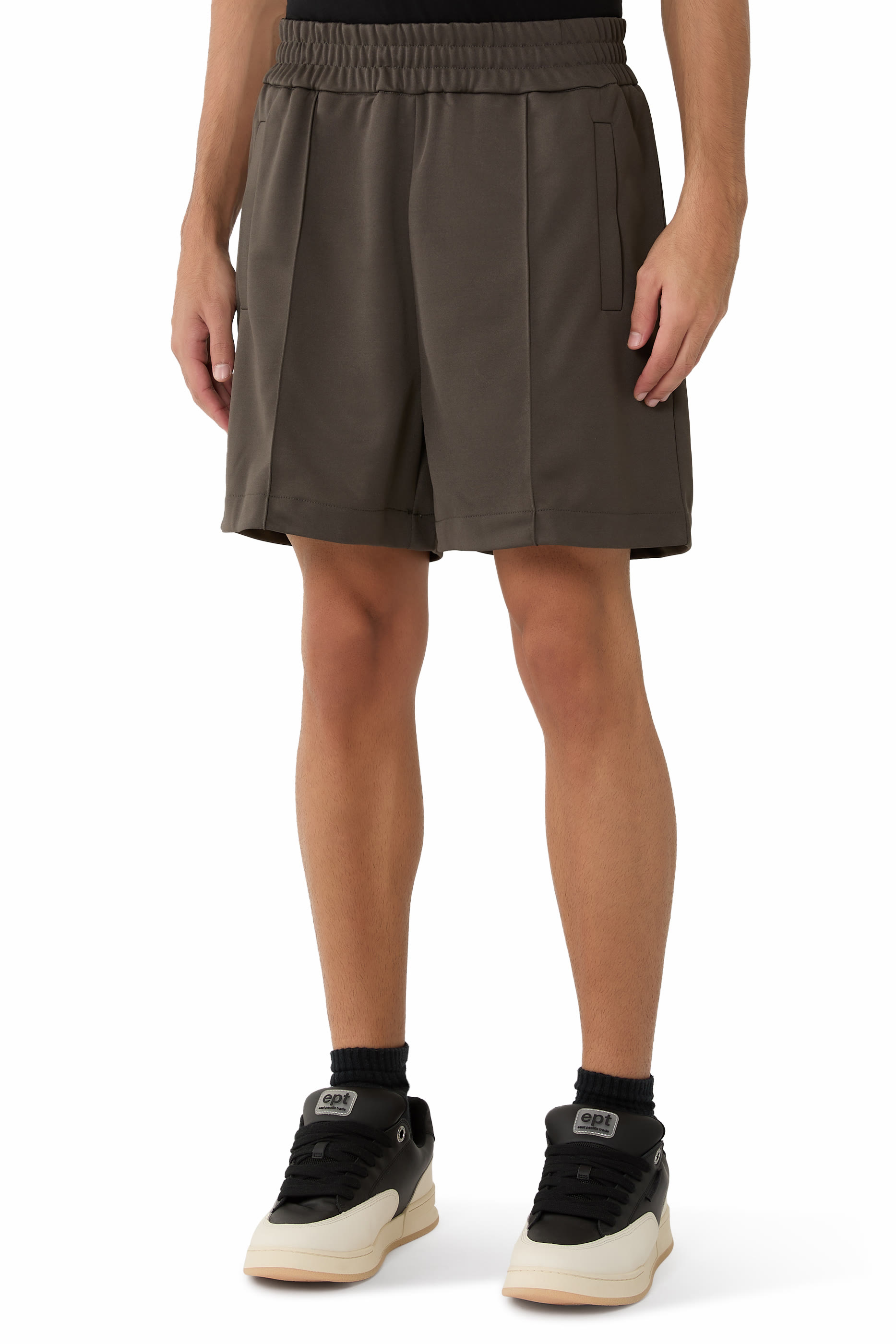 شورت رياضي بشعار الماركة منحني على الظهر