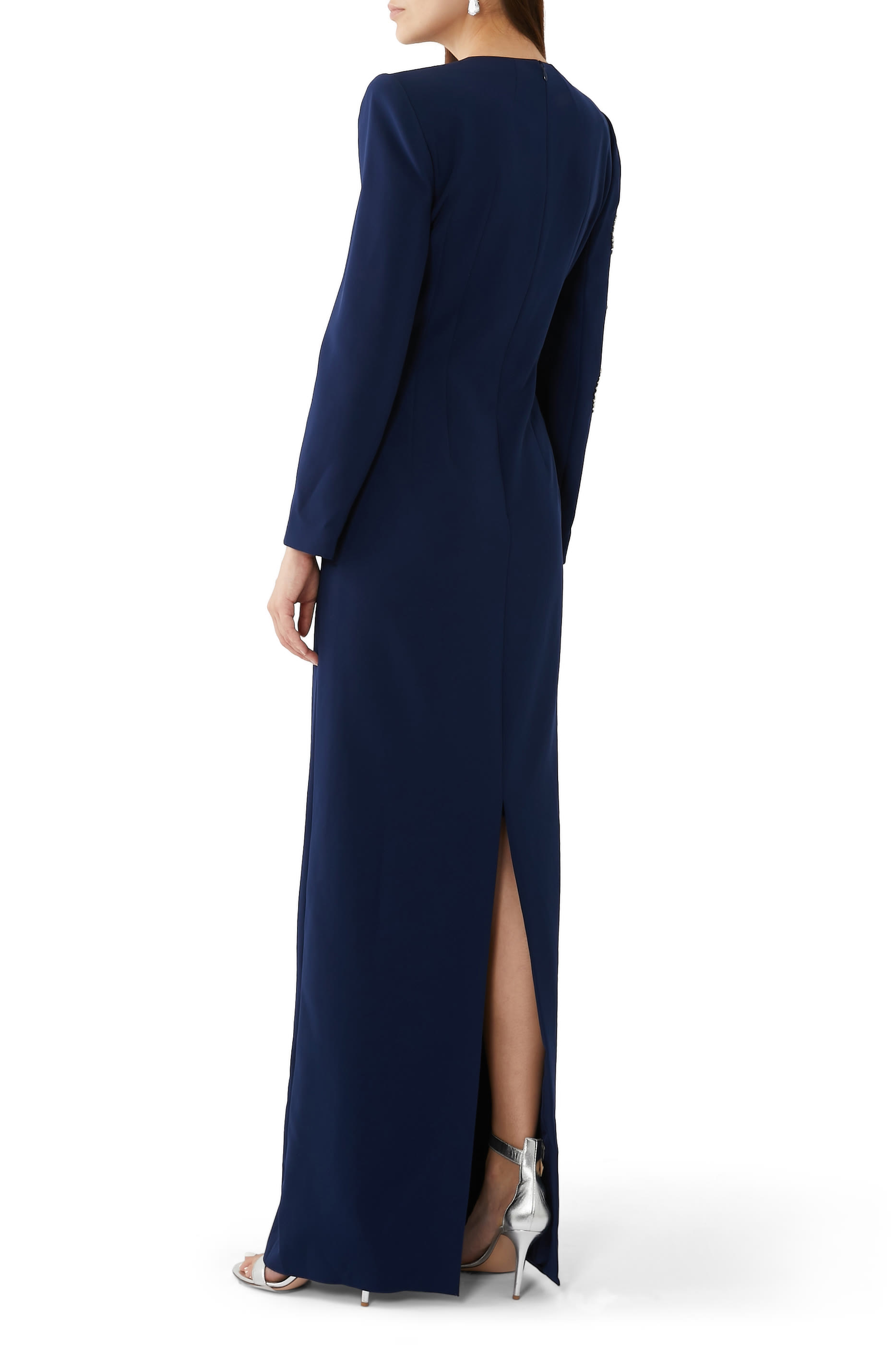 فستان سهرة بأكمام طويلة وتطريزات