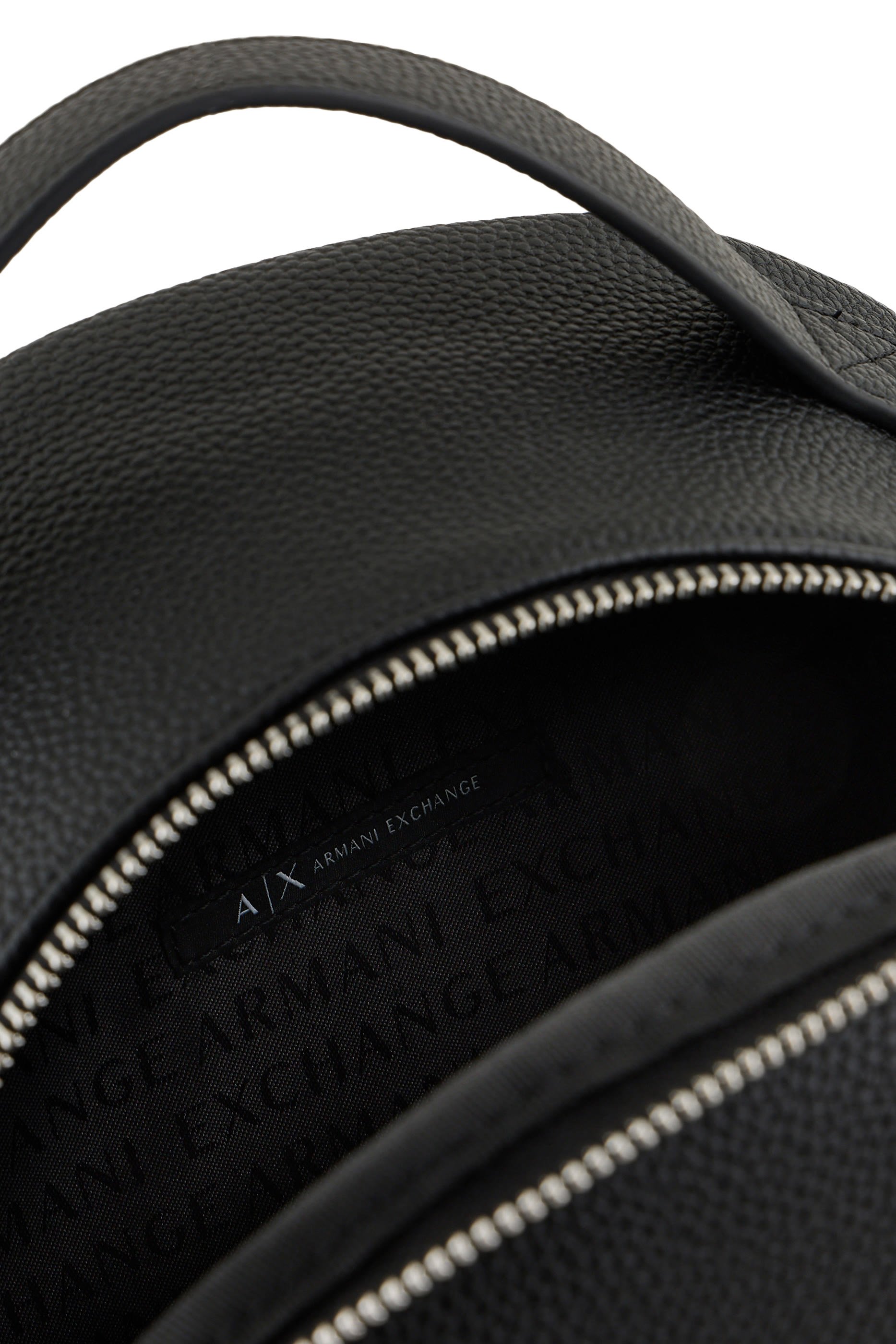 حقيبة ظهر بتفاصيل مموجة وشعار الماركة