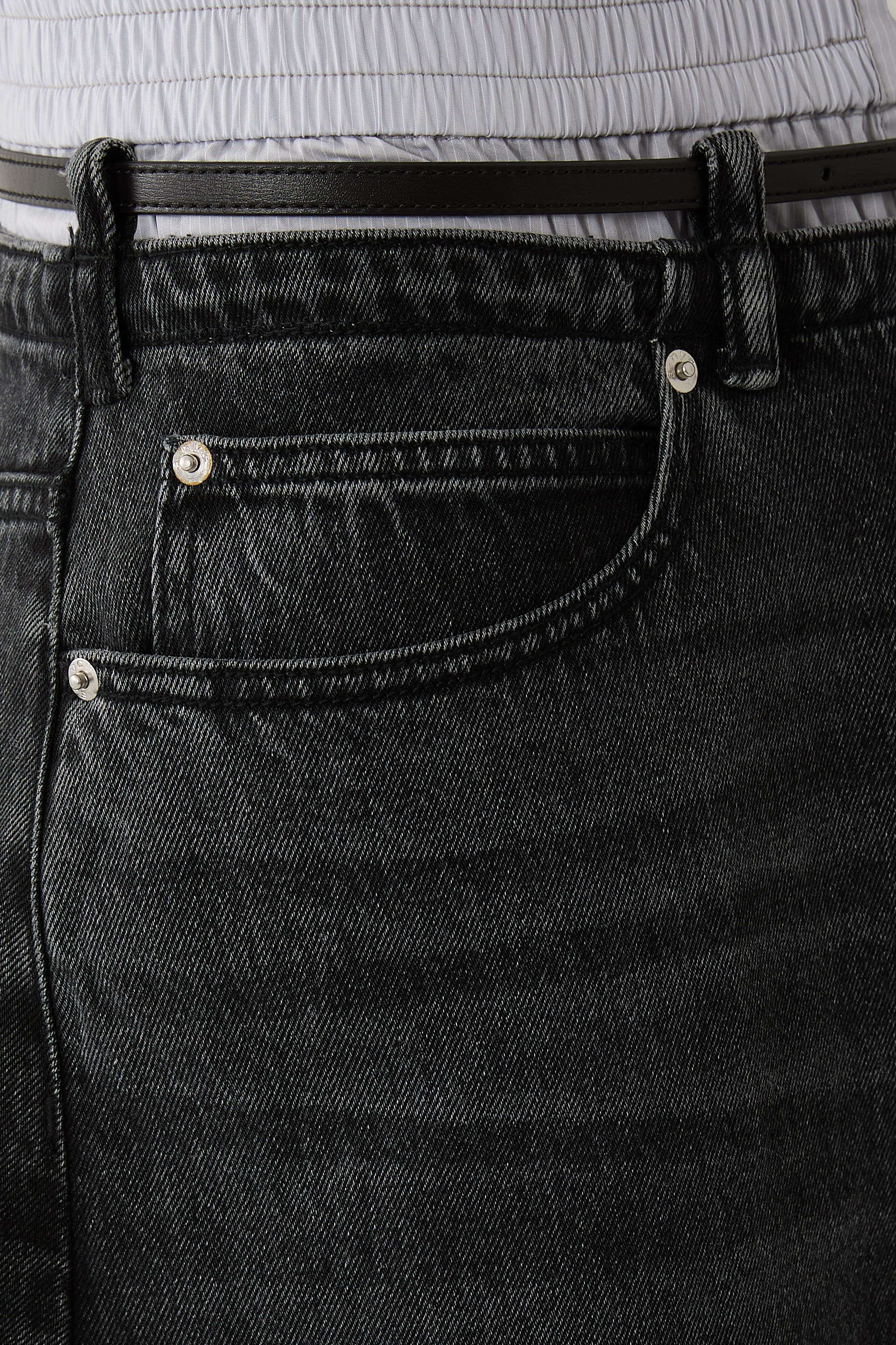 بنطال جينز بحزام وعرى للحزام