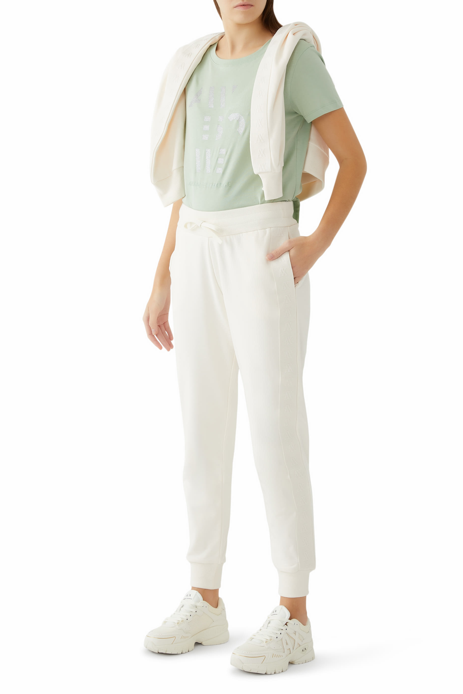 تيشيرت بأكمام قصيرة وشعار الماركة