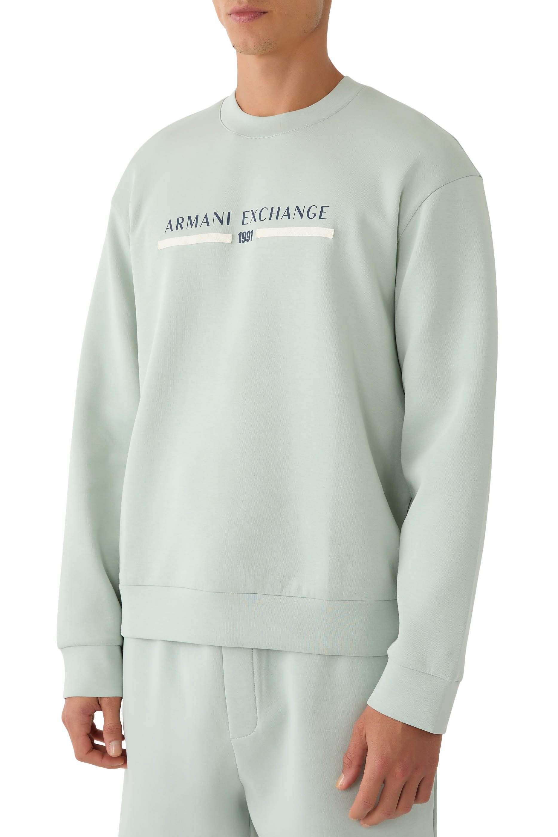 سويت شيرت بياقة ضيقة وشعار الماركة