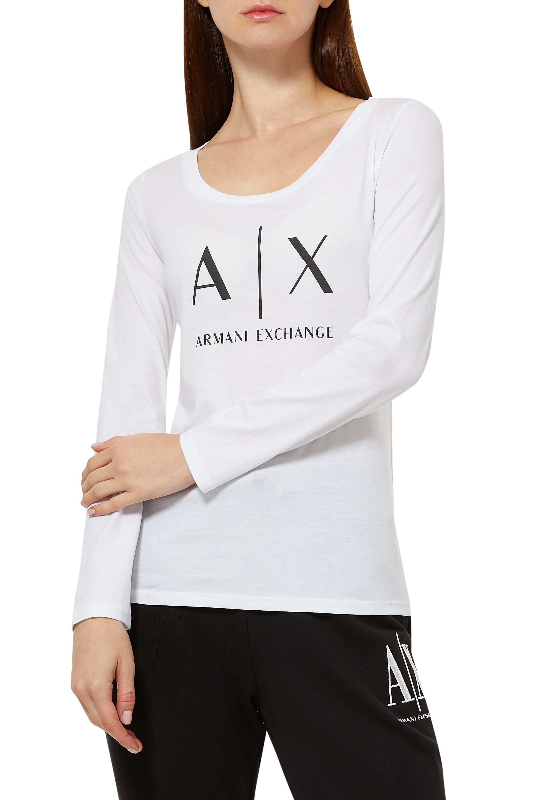 تي شيرت بأكمام طويلة مزين بشعار الماركة