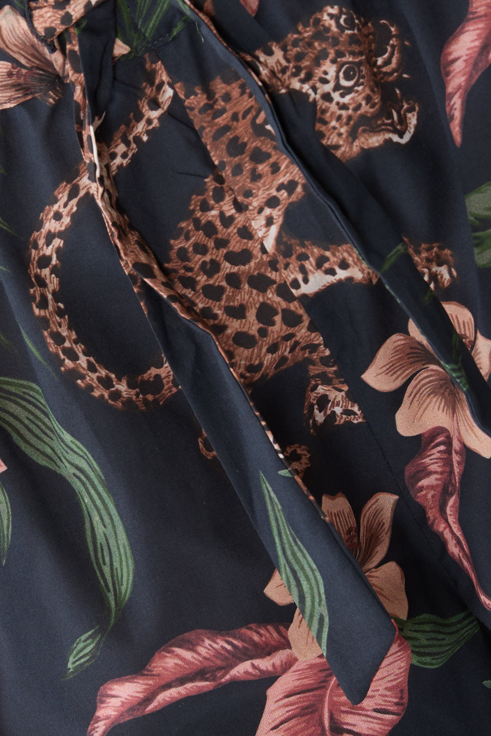 طقم بلوزة كاميسول بنقشة جلد النمر وبنطال بقصة ساق واسعة 