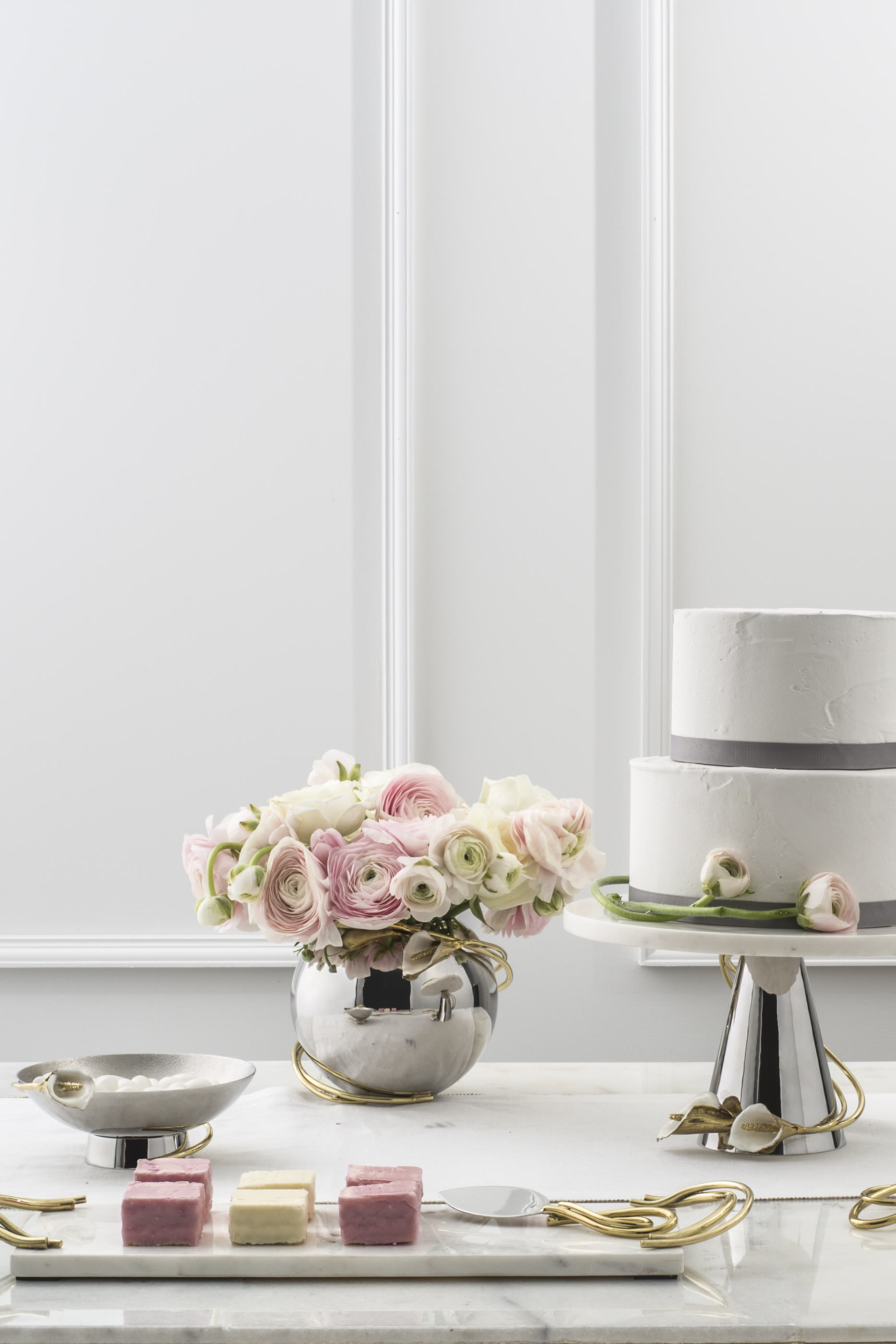 لوح تقطيع جبن وسكين مزين بزهرة الكالا