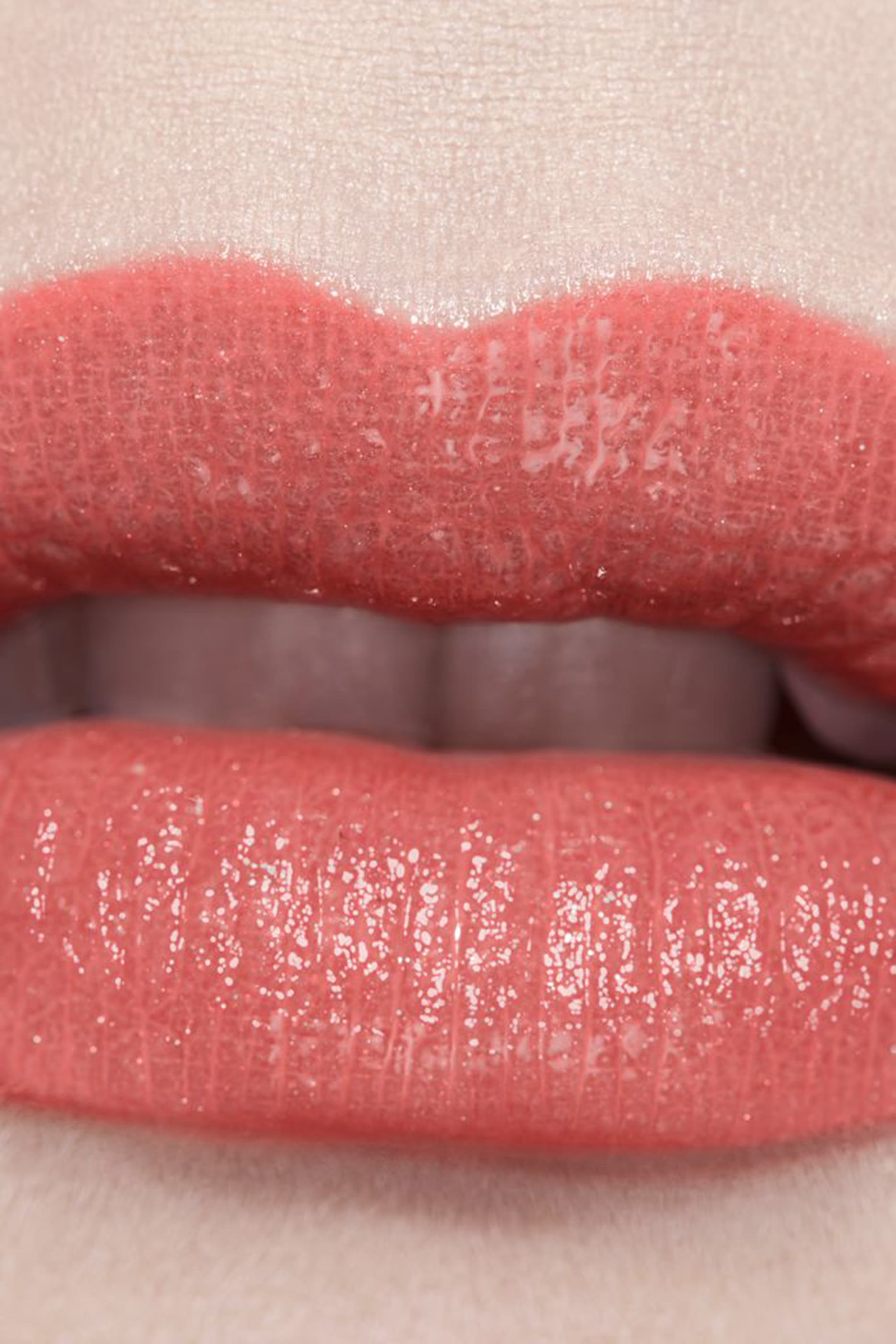 CHANEL ROUGE COCO BAUME بلسم بأصباغ مرطّب، بكثافة قابلة للزيادة لشفاه أكثر جمالًا يومًا بعد يوم.