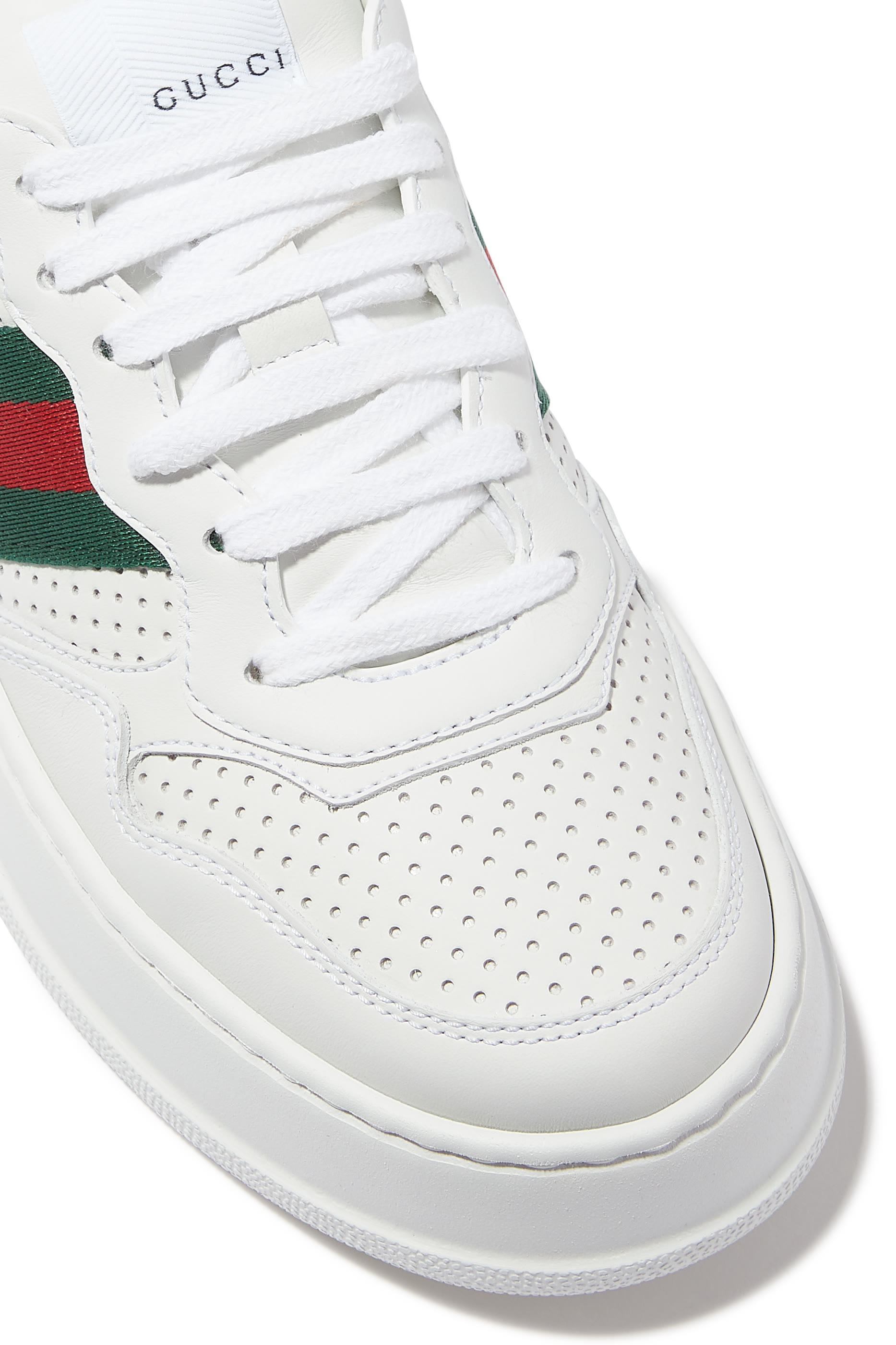 سنيكرز بالأشرطة الشهيرة للماركة