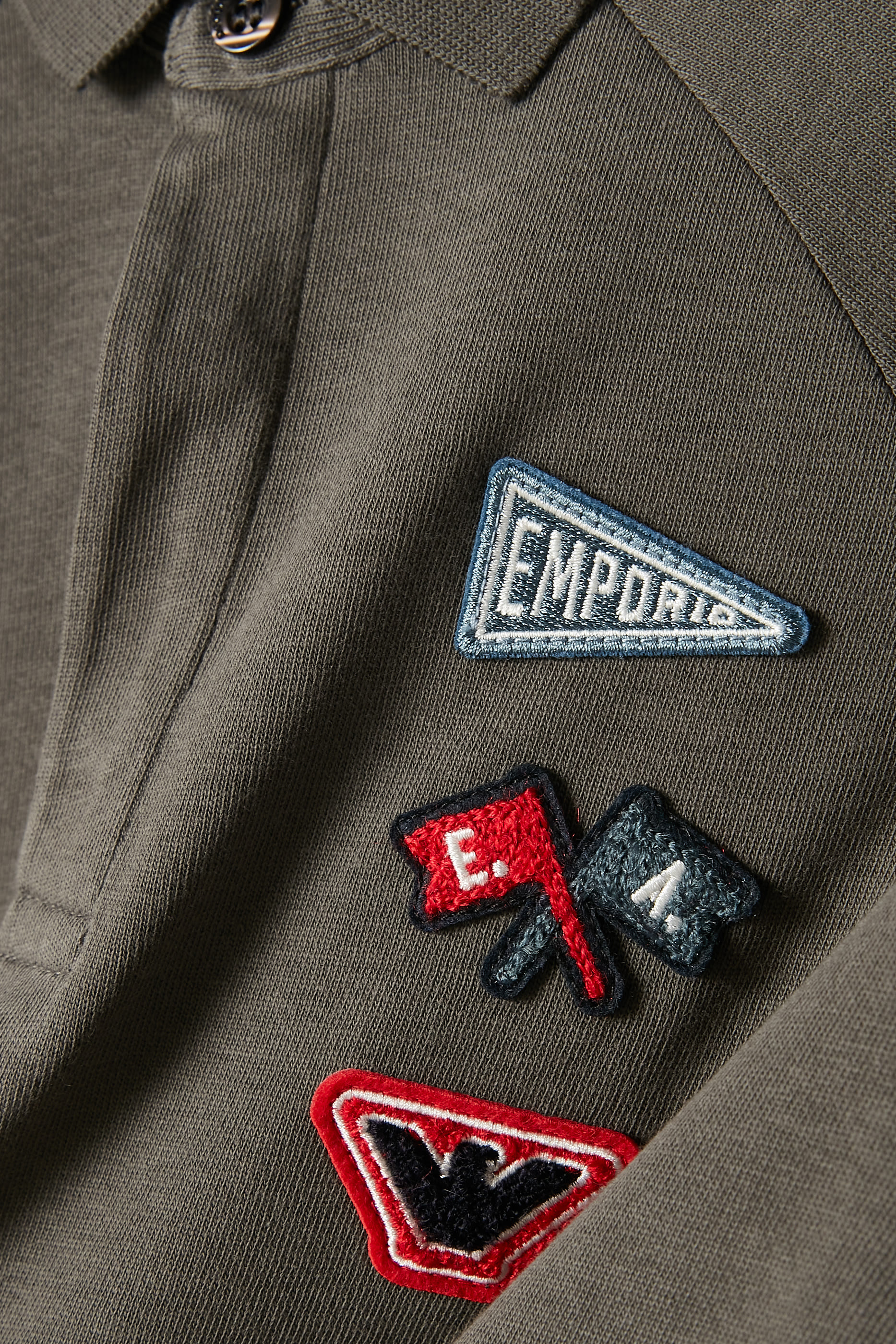 قميص بولو بشعار الماركة للأطفال