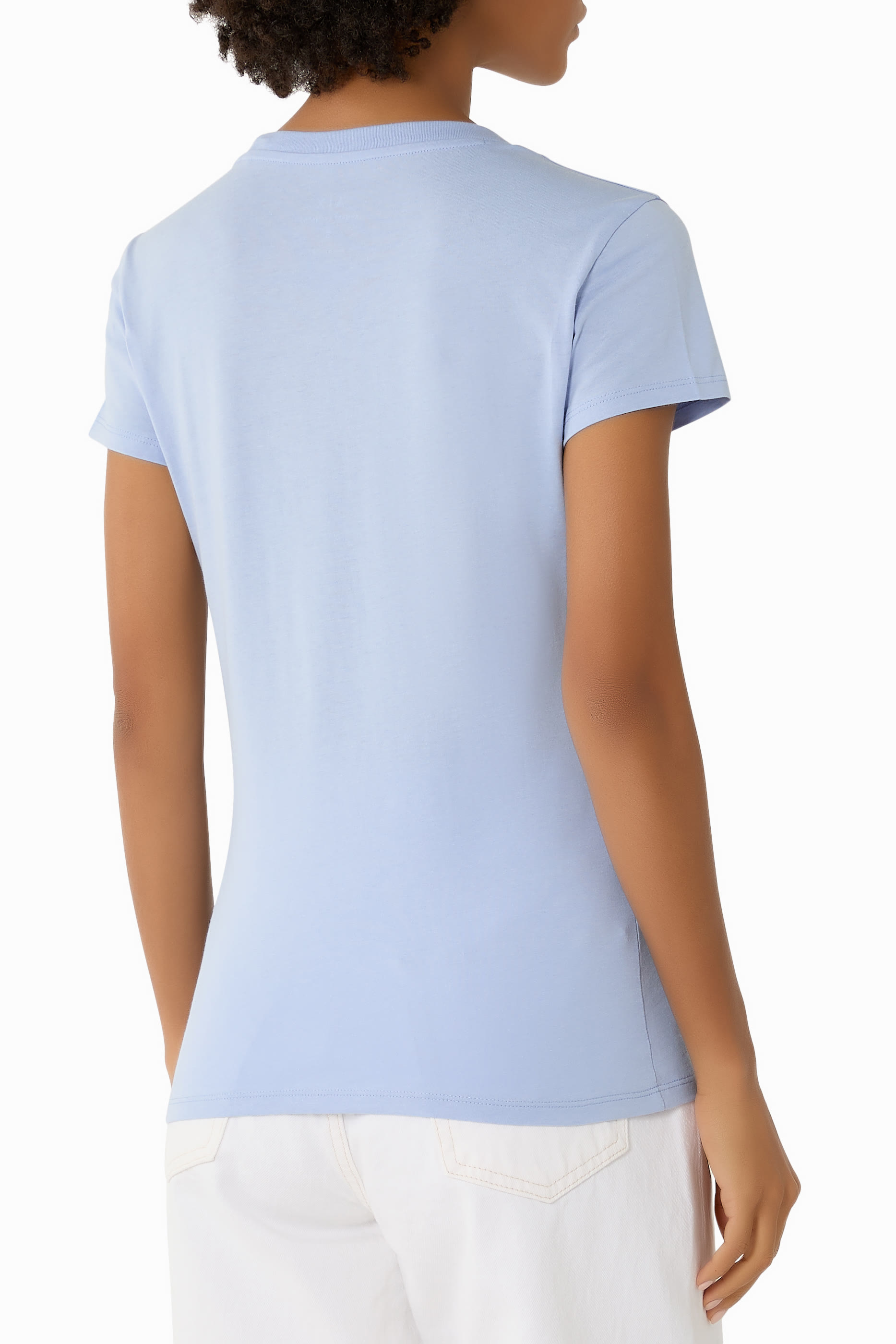 تيشيرت بأكمام قصيرة وشعار الماركة