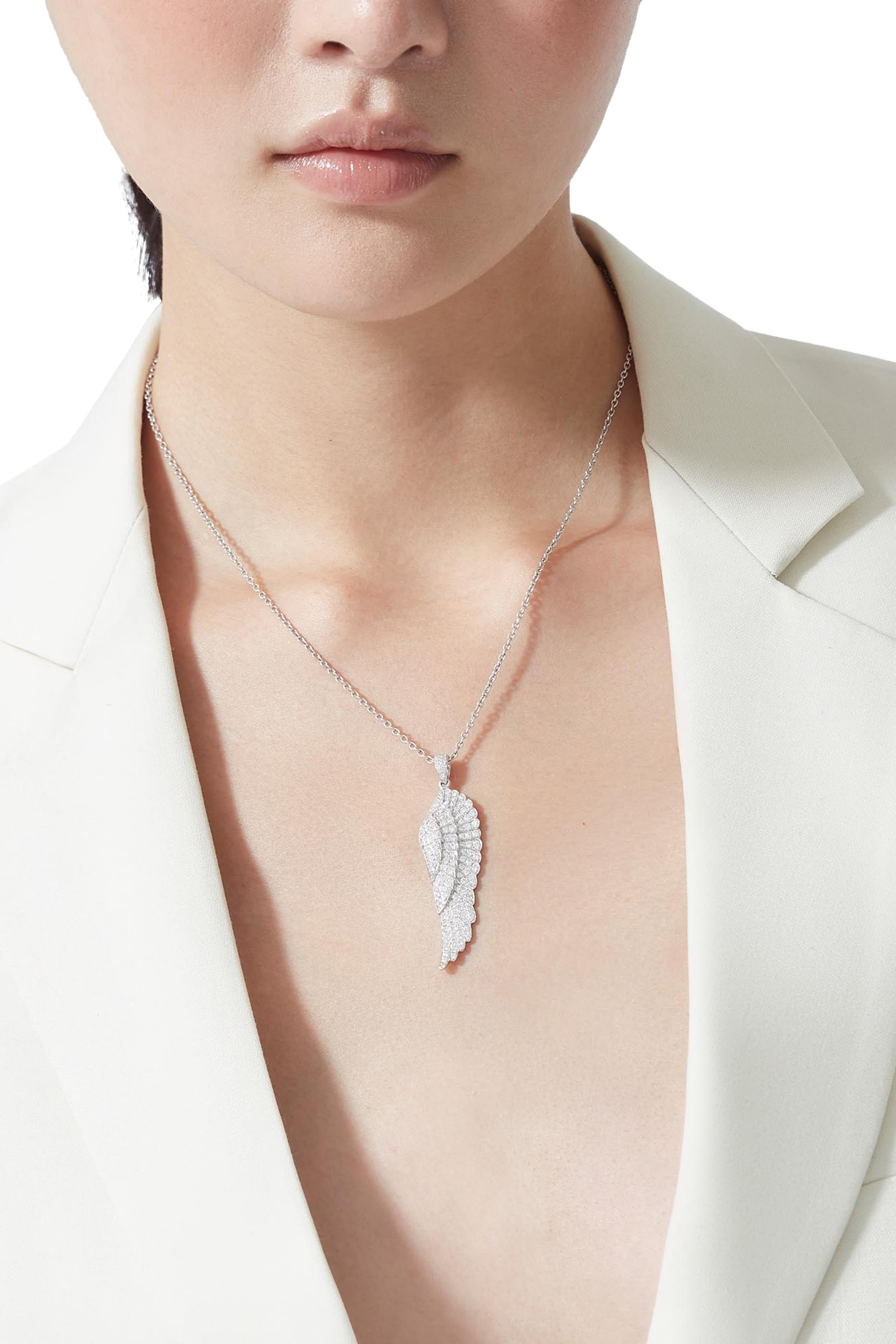 قلادة بدلاية صغير بتصميم أجنحة مرصعة بالماس ذهب أبيض عيار 18